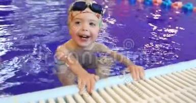 小婴儿在游泳池游泳的肖像